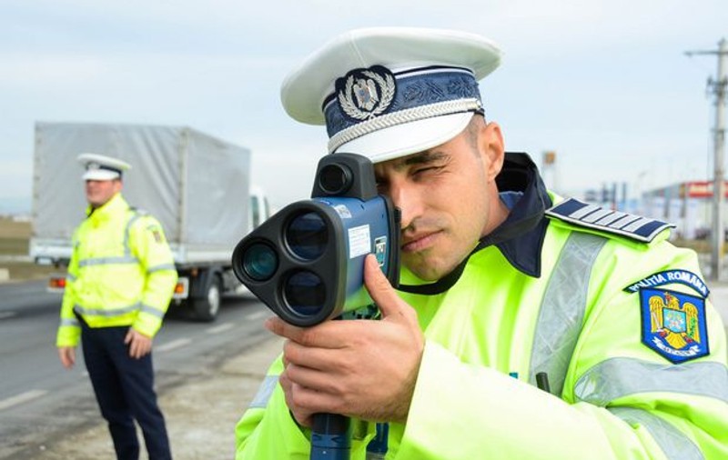 Tânăr de 26 de ani, prins conducând cu 204 km/h pe autostrada Turda-Borş