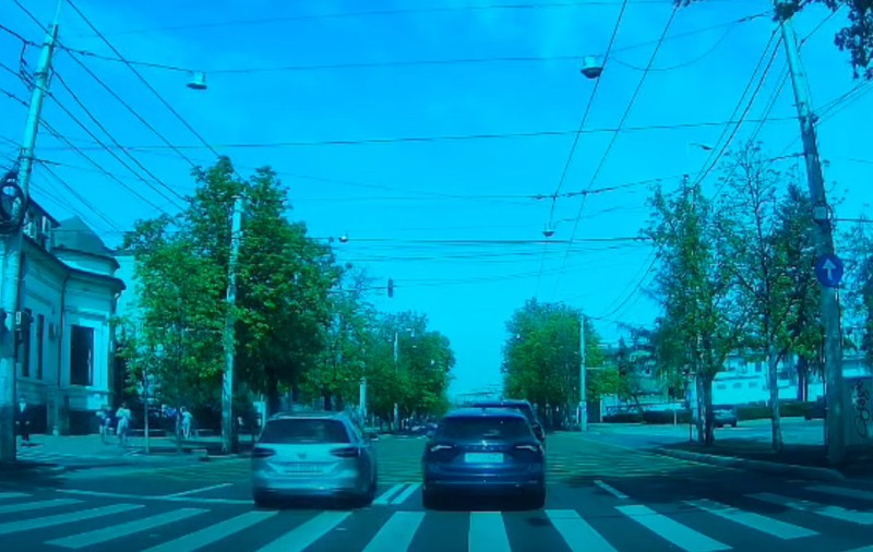 O șoferiță din Ploiești, surprinsă pe cameră când gonea cu un Volkswagen pe contrasens, pentru că era nervoasă I VIDEO