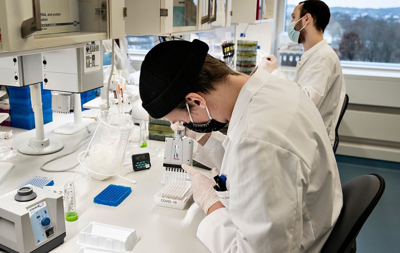 Cercetătorii din Marea Britanie vor infecta cu noul coronavirus 90 de voluntari sănătoși, pentru a testa eficiența medicamentelor şi a vaccinurilor anti-COVID