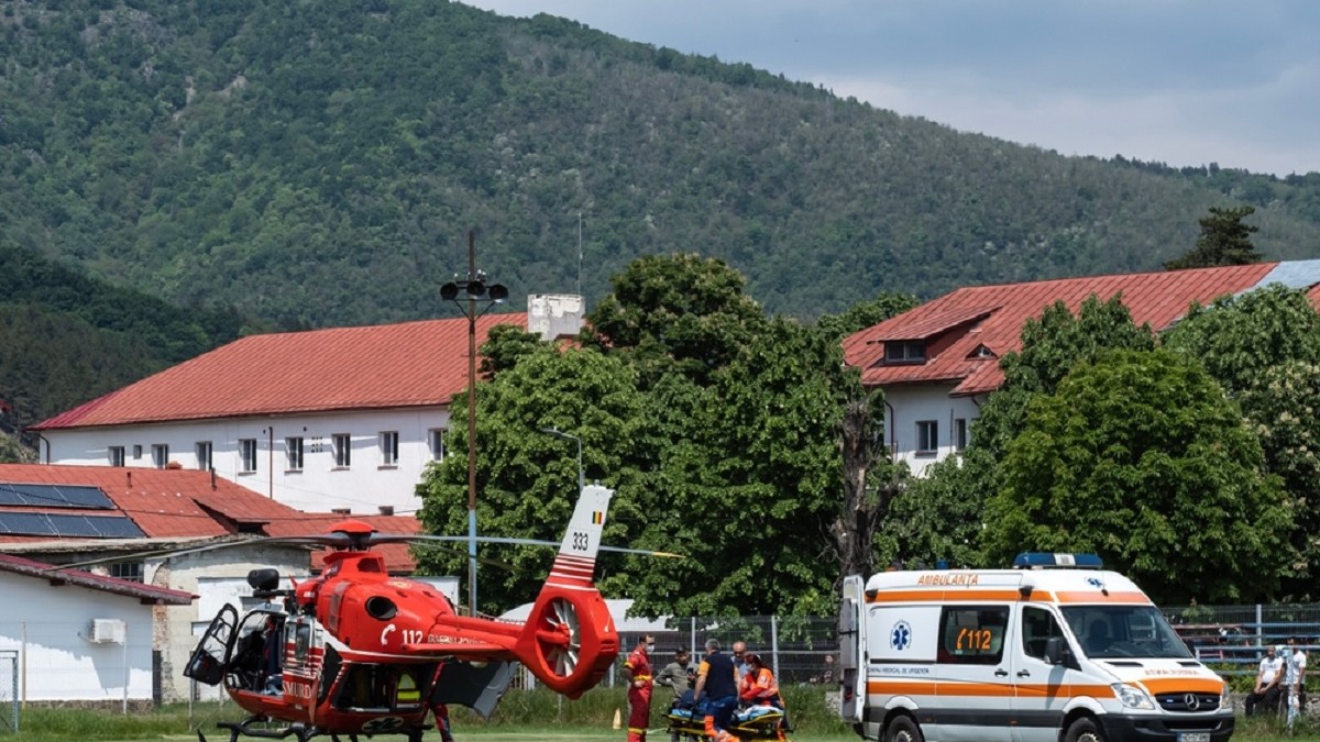 Intr-o zona de munte, un elicopter SMURD a intervenit pentru a prelua o victima de la o ambulanta