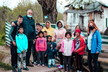 Dan Păsat se mândreşte pe site-ul primăriei că a dus pachete de Paşti familiilor Marin şi Ioniţă (Sursa foto: site-ul Primăriei Bucşani)