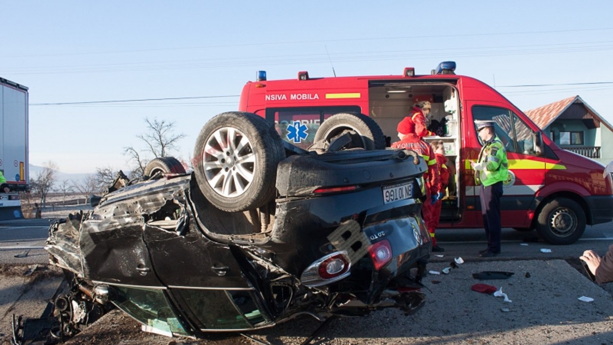 Accident în județul Bistrița. A încurcat frâna cu accelerația și s-a ciocnit de o mașină care nu i-a acordat prioritate