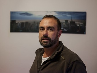 Sorin, un român stabilit de 17 ani în Spania, în apartamentul în care stă cu chirie în Palos de la Frontera