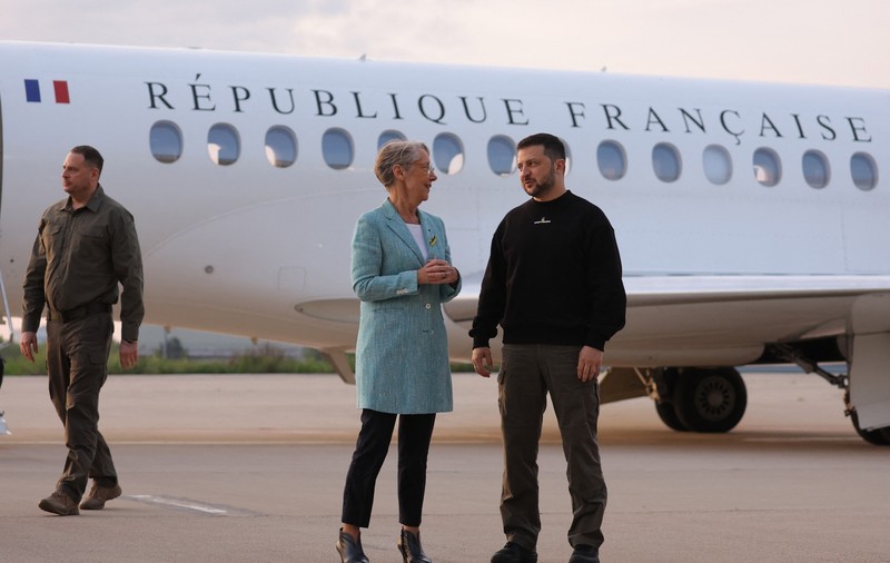 Volodimir Zelenski a ajuns la Paris, pentru o întâlnire cu Emmanuel Macron. Ce mesaj a postat după aterizare