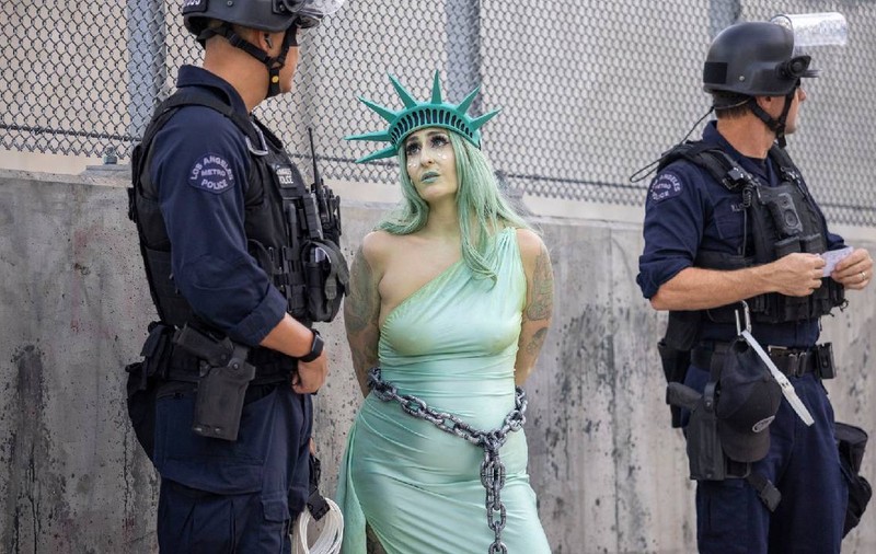 Radu Tudorii din România trebuie să fie în extaz: polițiștii americanii au arestat și Statuia Libertății