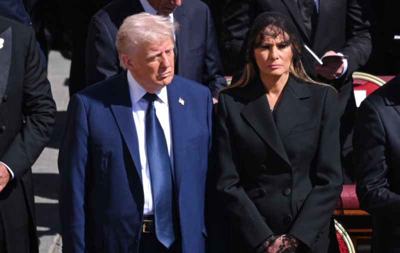 Melania Trump, sobră, dar elegantă la funeraliile Papei Francisc la Vatican. S-a întrecut în ținută cu regina Letizia a Spaniei și soția lui Volodimir Zelenski