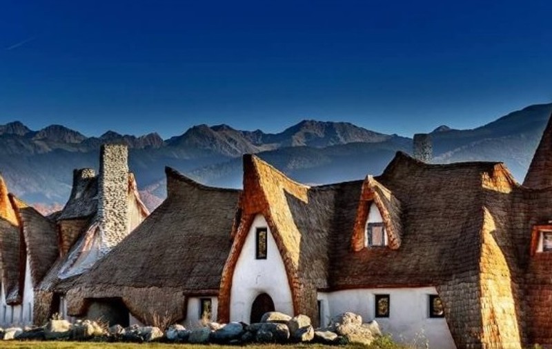 Castelul desprins parcă din basme îi fascinează pe străinii ce vizitează Transilvania GALERIE FOTO