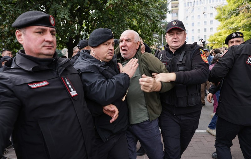 Protest la Chișinău după alegerile parlamentare din Republica Moldova. A durat doar 30 de minute și a avut câteva sute de participanți