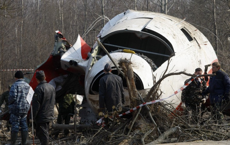 Polonia cere arestarea a 43 de experți criminaliști ruși după dezastrul aviatic de la Smolensk. „Rapoartele medico-legale conțineau numeroase informații false”