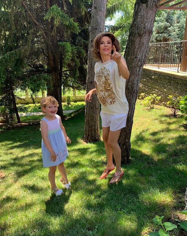 Anunțul făcut de Adina Alberts după 13 ani de căsnicie cu Viorel Cataramă. În 2020 medicul a plecat de acasă cu fetița. „Nu e o poveste perfectă – e povestea noastră”