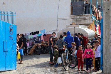 GAZA, Oct. 23, 2023 -- Children fetch water at a shelter school in the southern Gaza Strip city of Khan Younis, Oct. 22, 2023. The death toll of Palestinians from Israeli airstrikes on the Gaza Strip has risen to 4,651, according to the Hamas-run Health Ministry on Sunday.,Image: 816010637, License: Rights-managed, Restrictions: , Model Release: no
