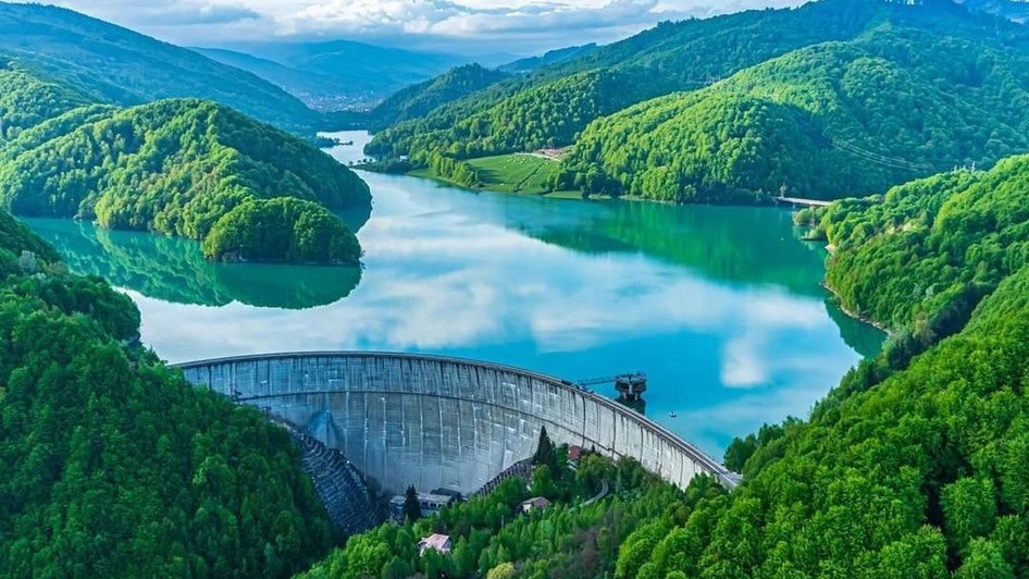 Barajul Paltinu este situat în Județul Prahova, pe valea râului Doftana, în aval de confluența acesteia cu valea Păltinoasa, în cheile numite "La Tocile". Foto: Facebook / Romania - Carpathian Garden