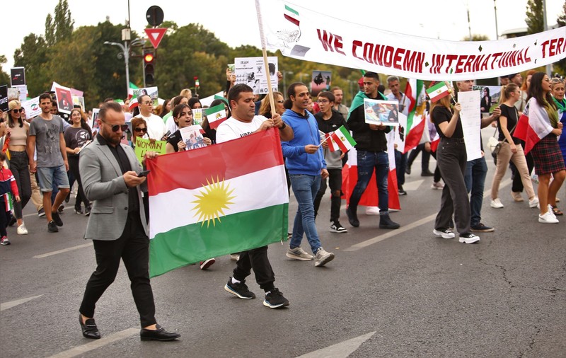 Protest de solidaritate cu femeile din Iran, în Bucureşti: „Mahsa Amini, moartea ta nu trebuie uitată!"
