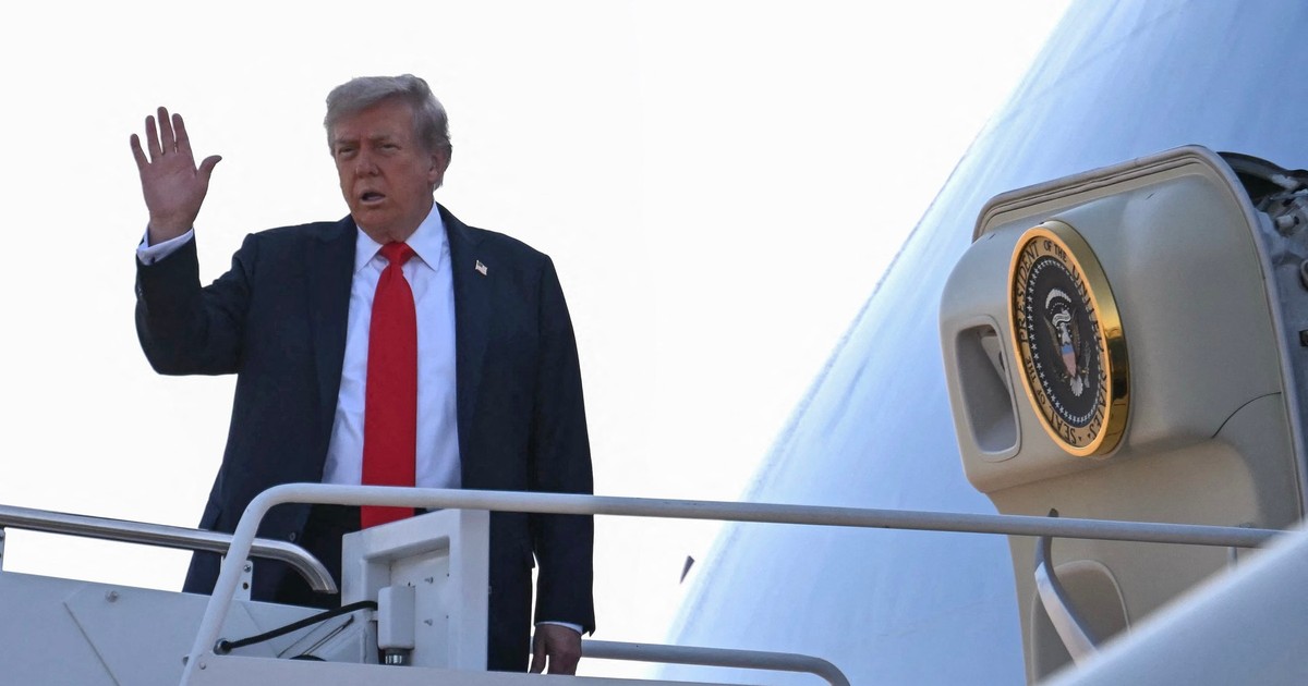 Donald Trump salută de pe scara Air Force One, care îl duce în Alaska. Foto Profimedia