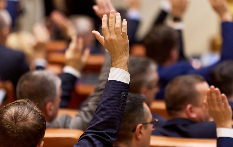 Parlamentari care ridică mâna dreaptă