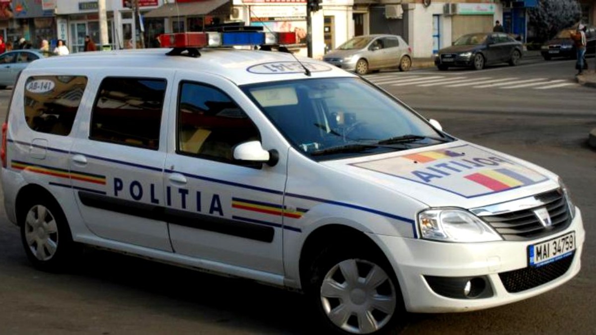 Un polițist din Dolj a murit după ce a intrat cu mașina într-un copac. Ploua abundent și se grăbea spre serviciu