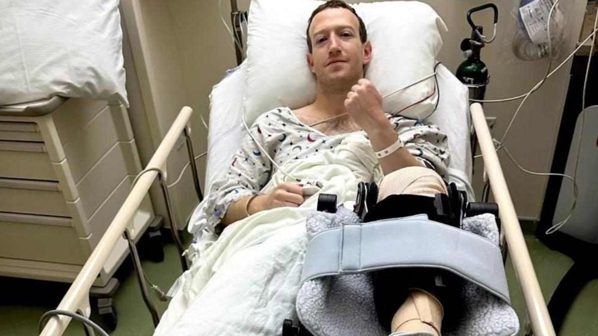 Mark Zuckerberg întins pe un pat de spital, cu piciorul stâng în ghips complet, 2023