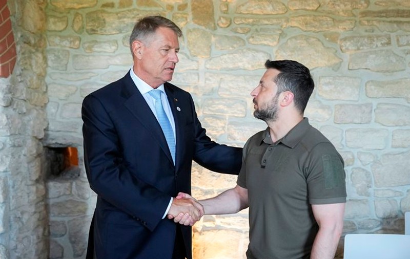 România pregătește un nou pachet de ajutor militar pentru Ucraina, anunță Volodimir Zelenski după ce a vorbit la telefon cu Klaus Iohannis