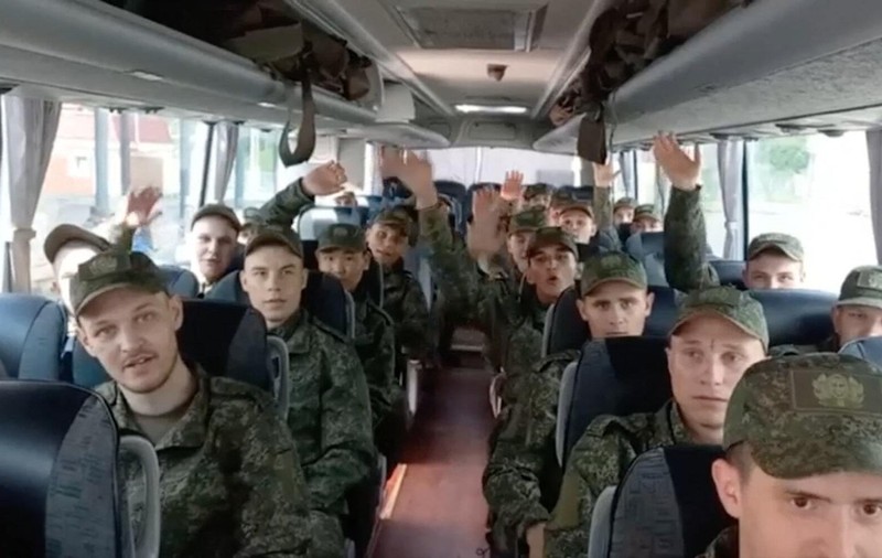 Soldați ruși schimbați cu prizonieri de război ucraineni au fost din nou capturați pe front