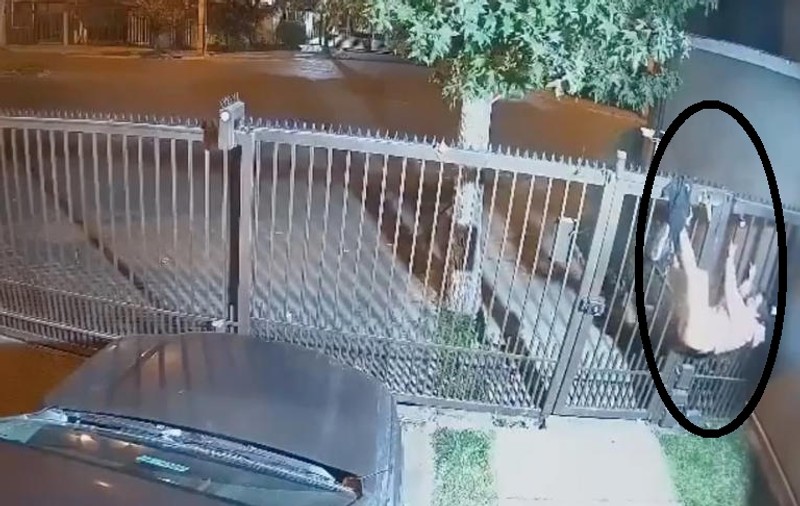 O femeie a rămas agățată în gard și a fost abandonată de complicele ei, într-o tentativă de jaf, în Chile | VIDEO