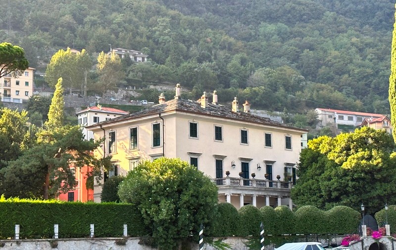 George Clooney a scos la vânzare vila de pe Lacul Como pe care o deține de 21 de ani. La cât este estimată proprietatea din Italia a actorului