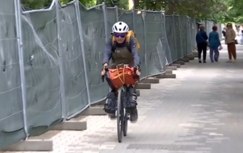 De ce a pedalat un francez de 65 de ani 4.500 km până la Constanța, cu sacoșele cu medicamente agățate de bicicletă