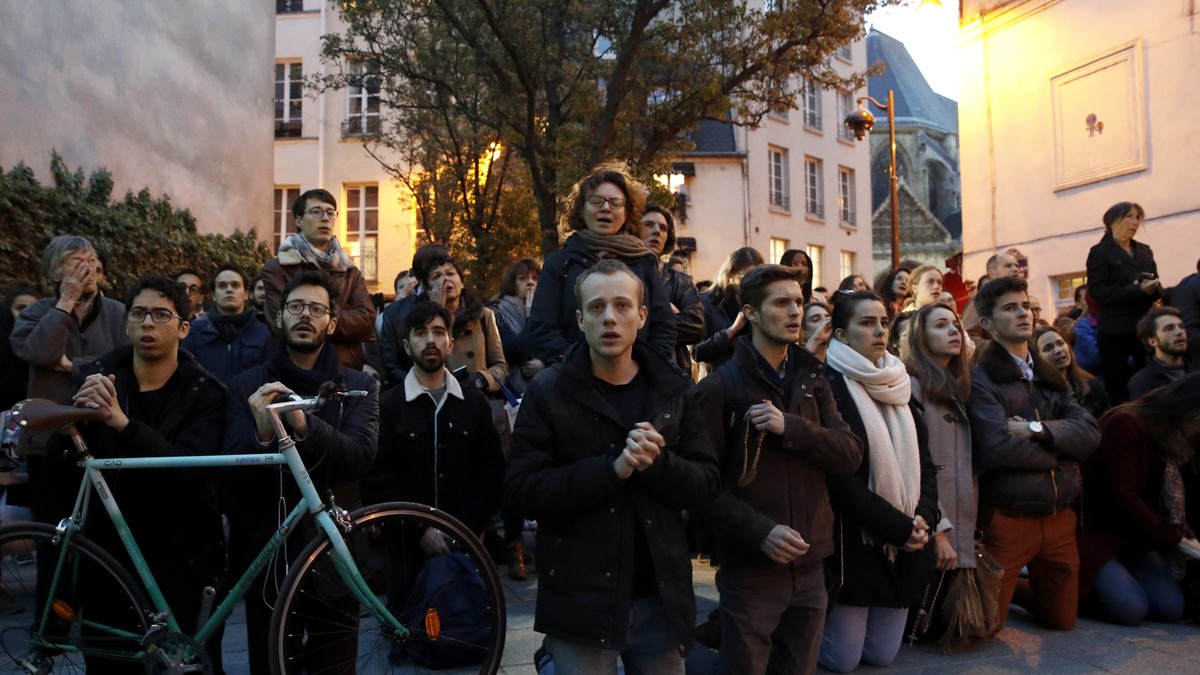 Clipe sfâșietoare! Francezii cântă în fața Catedralei Notre-Dame