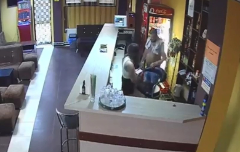 Un bar din județul Galați a fost jefuit de un bărbat nervos că a pierdut la păcănele. Individul a fost prins după o urmărire prin pădure