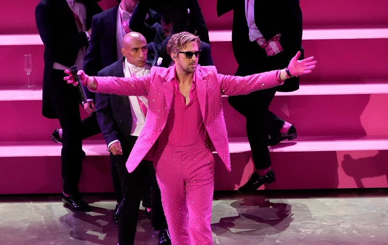 Ryan Gosling, într-un costum roz strălucitor pentru reprezentația epică de la Premiile Oscar 2024. A cântat „I’m Just Ken” din filmul Barbie | VIDEO