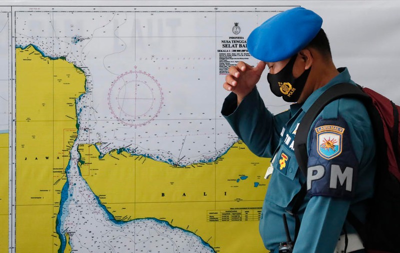 Echipele de căutare din Indonezia au găsit resturi ale submarinului dispărut cu 53 de oameni la bord