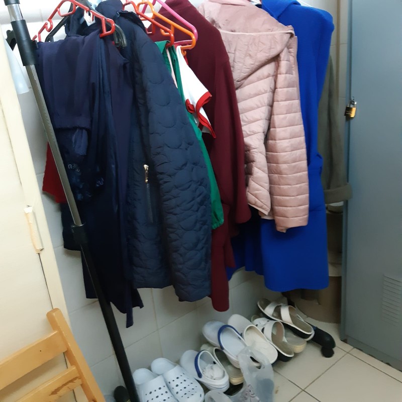 Infirmierele de la spital își țin hainele în același loc