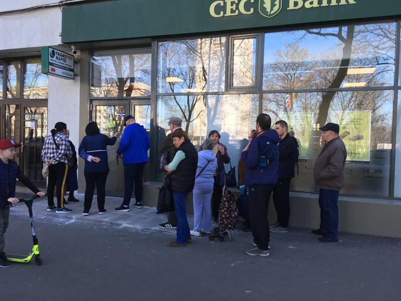Coada de la un bancomat CEC Bank. Distanța minimă de siguranță de 1,5 metri nu este respectată