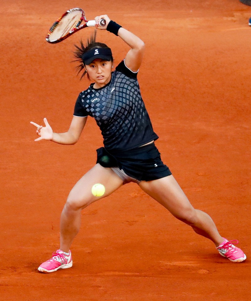 epa05286280 Japan's Misaki Doi returns the ball to Romania's Simona Halep during their first round match of the Mutua Madrid Open tennis tournament at the Caja Magica court in Madrid, Spain, 01 May 2016. EPA/JUANJO MARTIN