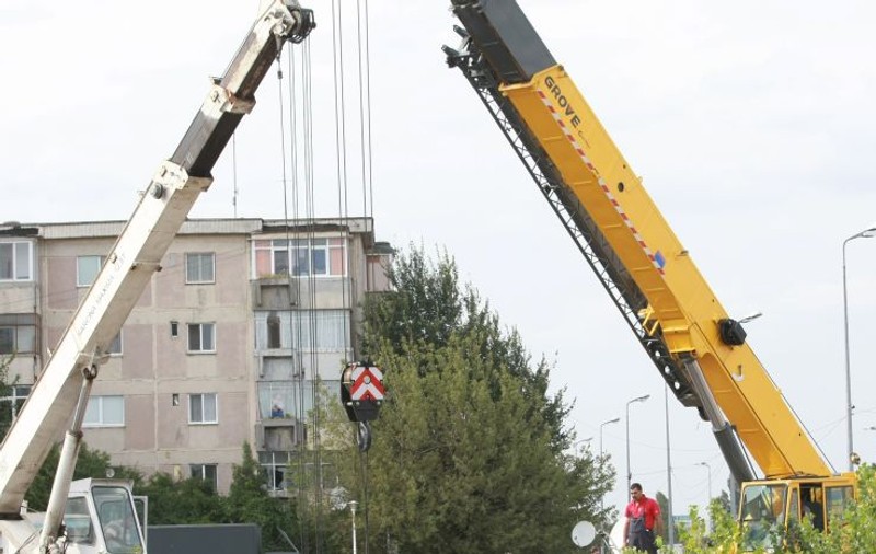 O PLACĂ DE BETON care cântăreşte 1,5 TONE din CLĂDIREA CRUCII ROŞII, ÎN PERICOL SĂ CADĂ