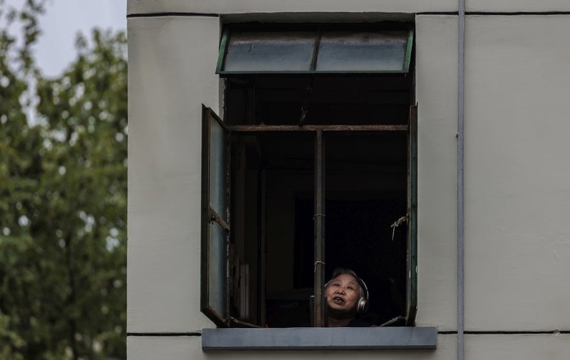 „Am intrat într-o gaură neagră”. Un locuitor din Shanghai descrie efectele măsurilor draconice impuse de autorități
