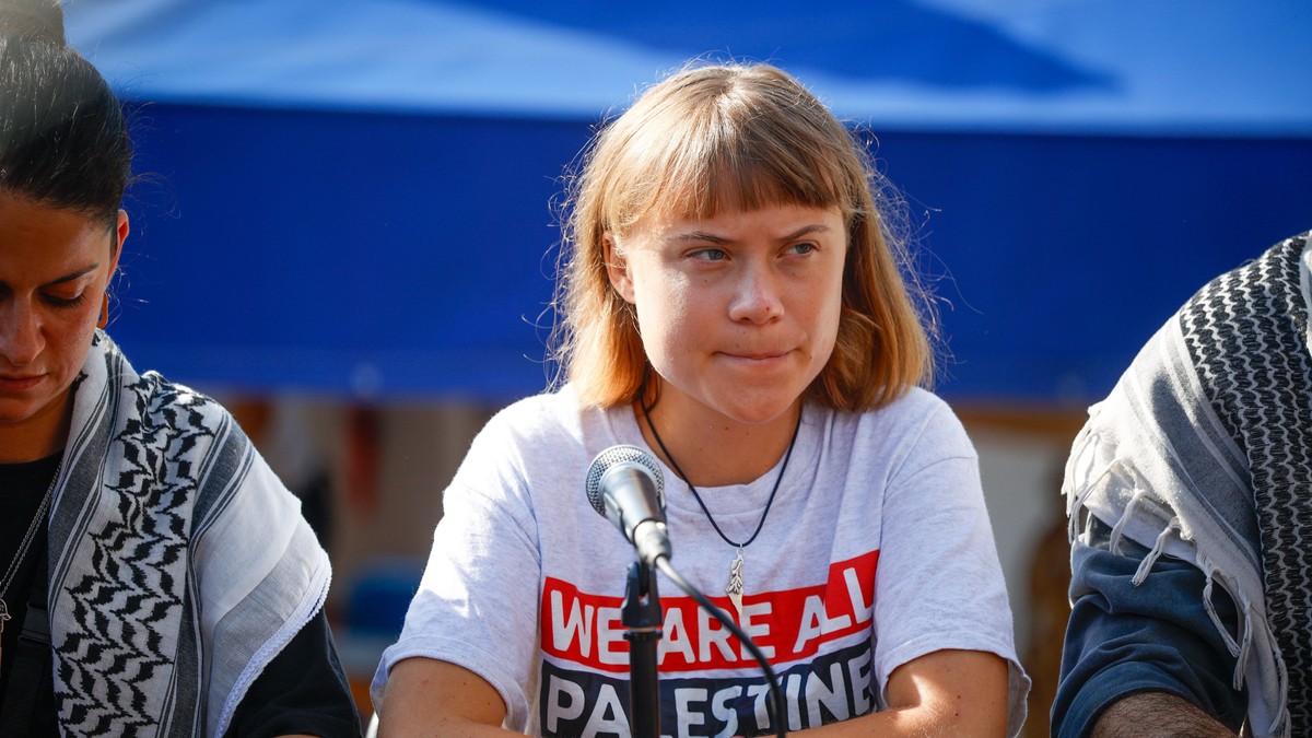 Greta Thunberg în timpul unei conferințe de presă organizată în portul din Barcelona, înainte de plecarea unei flotile de ajutoare spre Gaza.
