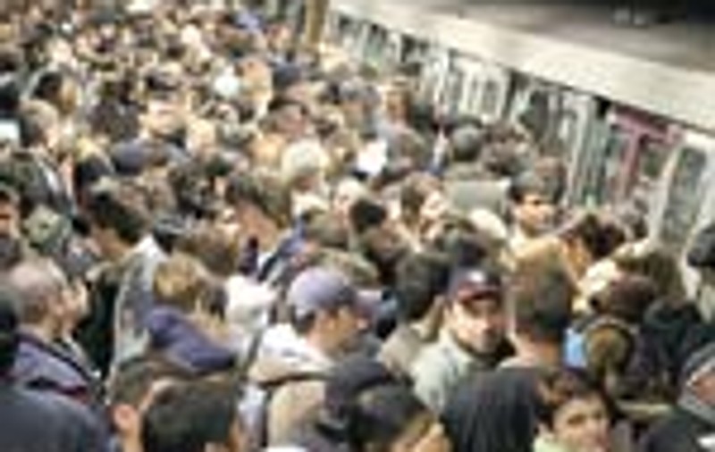 S-a aruncat in fata metroului