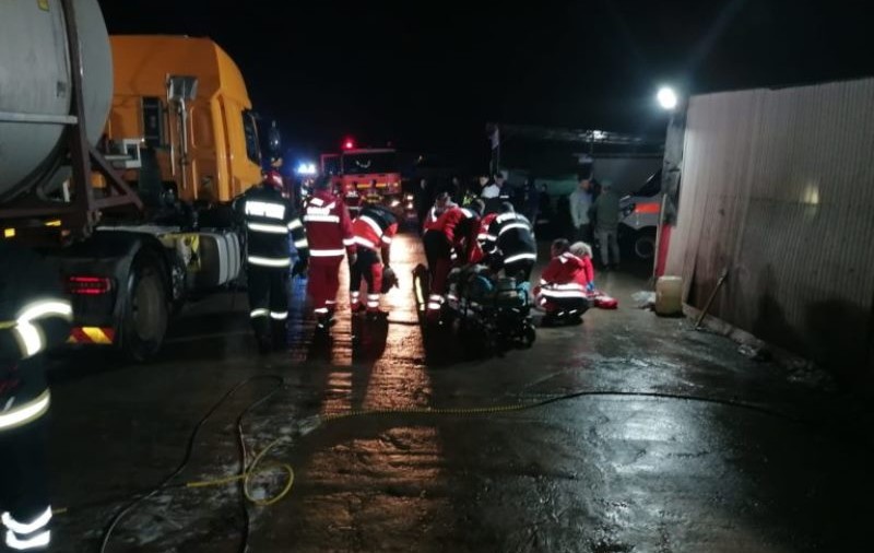 Un bărbat a fost salvat în ultima clipă de pompieri, după ce a fost găsit inconștient în cisterna pe care o curăța, în Ploiești