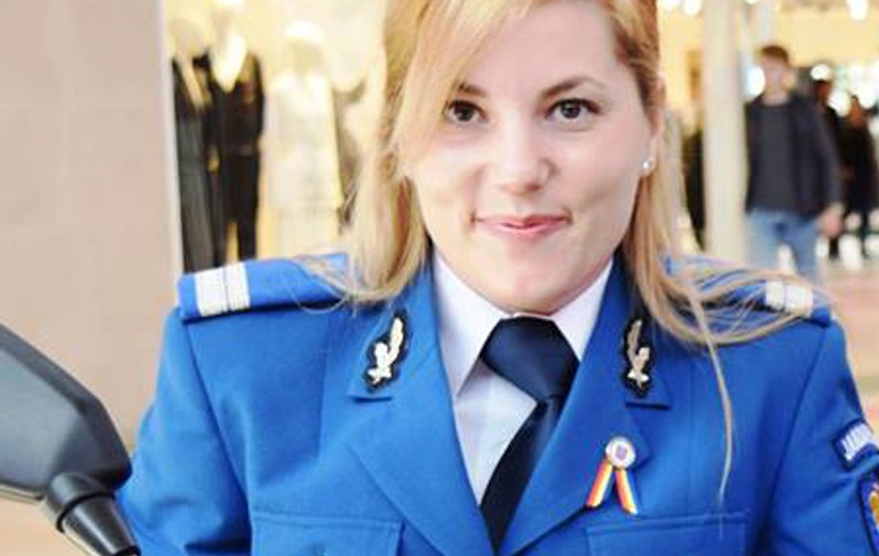 REPORTAJ: A lăsat catedra de învățătoare ca să fie "în linia întâi“. Alina e singura femeie jandarm operativ din Brașov/GALERIE FOTO