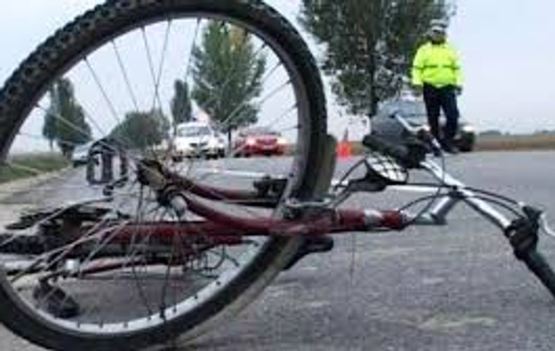 Un bărbat a căzut de pe bicicletă pe stradă și s-a ales cu dosar penal