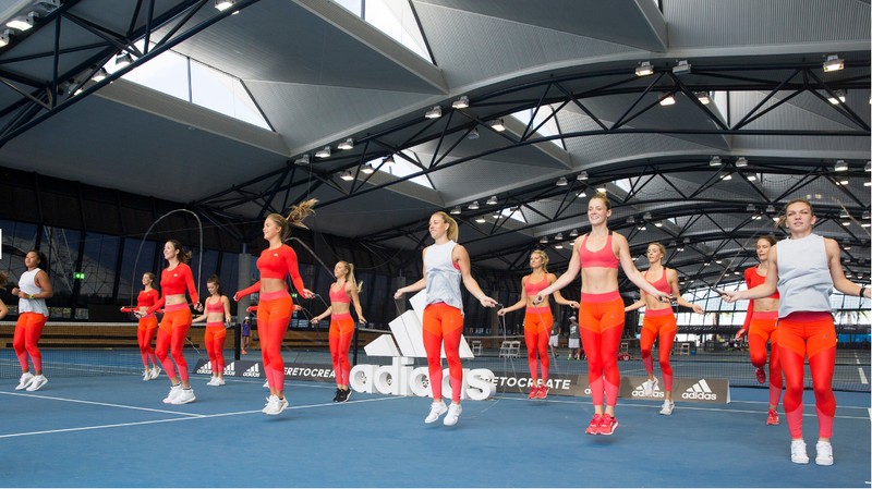 Simona Halep (prima din dreapta), sărind coarda la Australian Open. (FOTO: Fiona Hamilton/Tennis Australia)