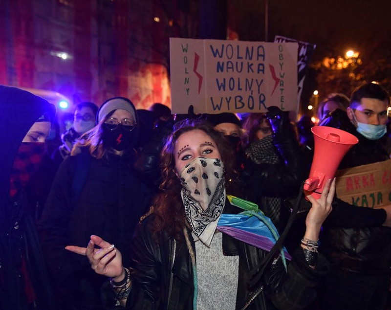 FOTO | Ciocniri între poliţie şi manifestanţi la Varșovia. Aceștia au protestat față de limitarea dreptului la avort﻿