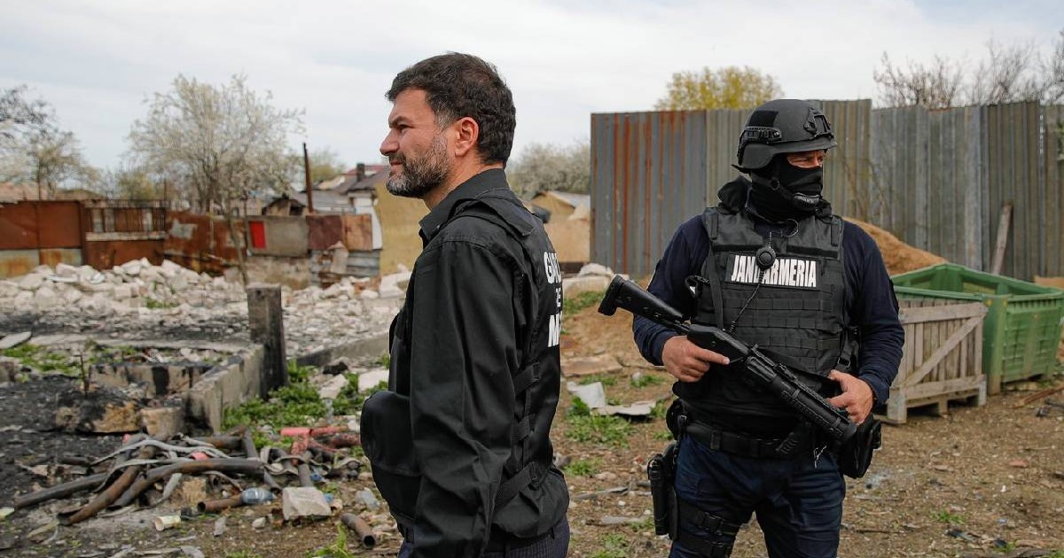 Octavian Berceanu, stânga, în perioada în care era șeful Gărzii Naționale de Mediu, se plimbă prin curți pline de deșeuri în timpul unui raid în Vidra.