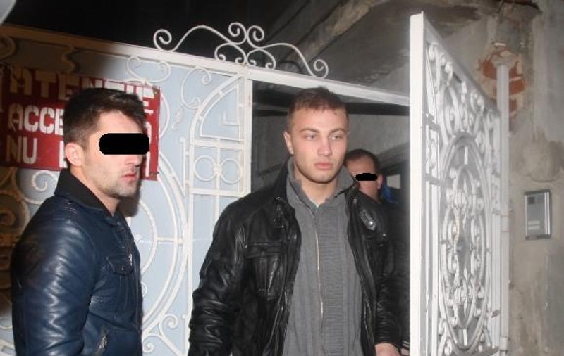 Fiul ucigaşului de la Perla îi duce dorul mamei ucise. Uite ce mesaj a postat!