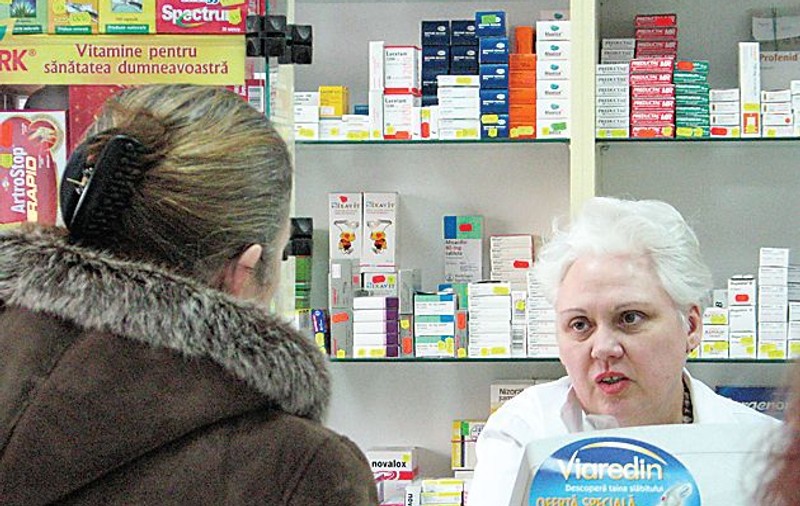 Farmaciștii, BĂNUIȚI CĂ PROSTESC pacienții CU MEDICAMENTE SCUMPE