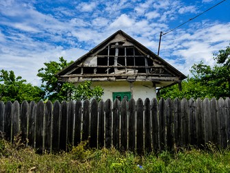 Casă obișnuită cu acoperișul dezafectat