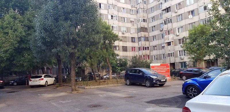 DUMBRAVA NOUĂ - spațiu aflat la câteva zeci de metri de părculețul Bârcă, foarte mic și înghesuit