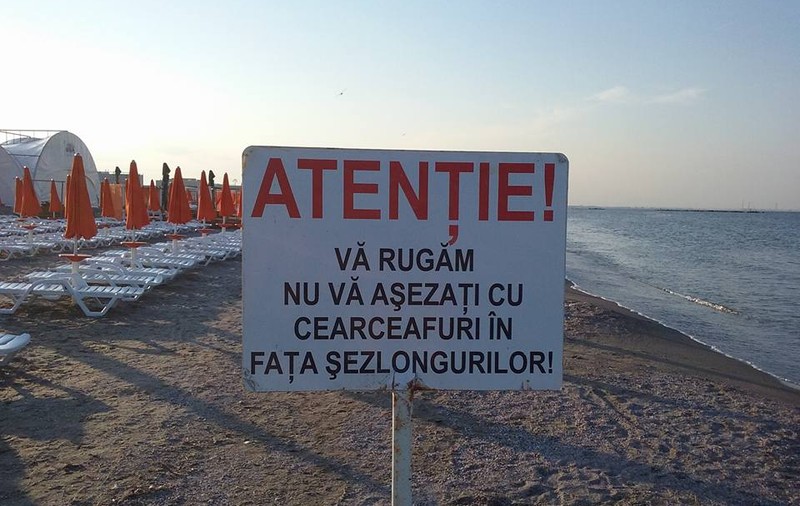 Șezlongurile ocupă plaja nouă? Poți suna la ANPC! Este spre binele României! FOTO