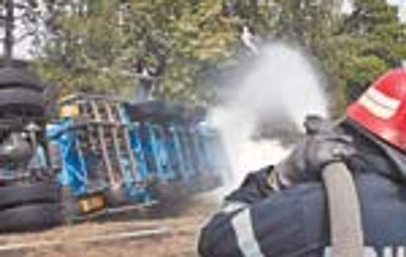Camion cu azot rasturnat pe soseaua de centura
