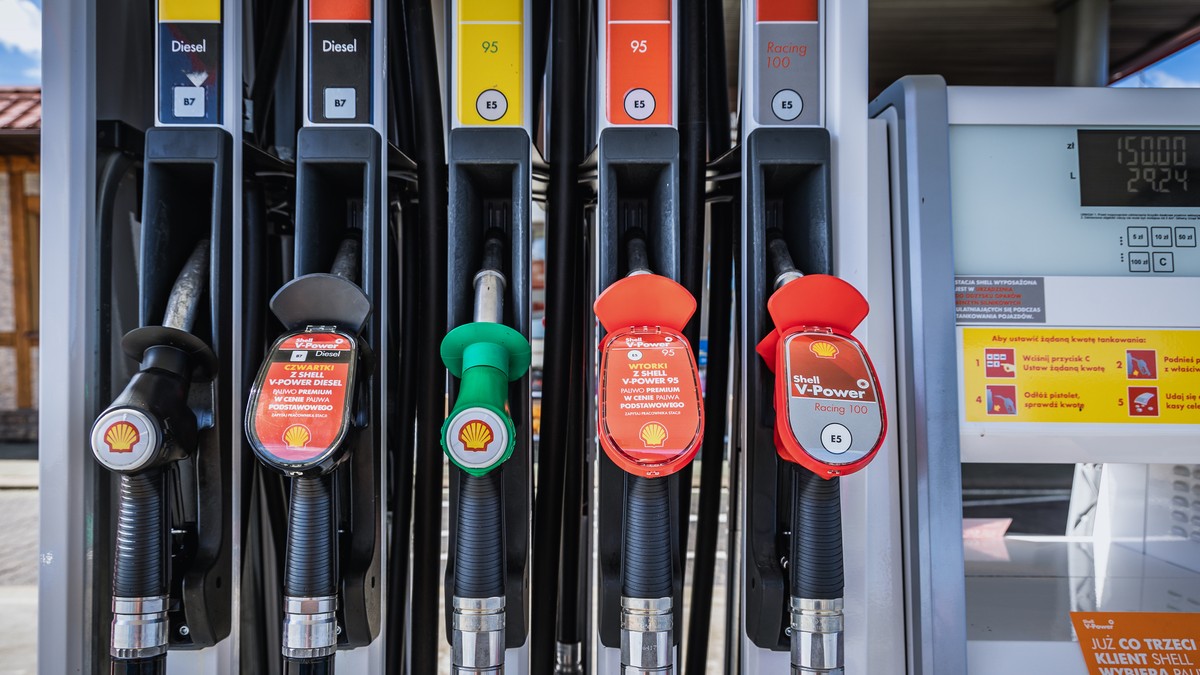 Care este diferenţa între benzină şi motorină - Imagine dintr-o benzinărie, în care se disting mai multe pombe de carburant
